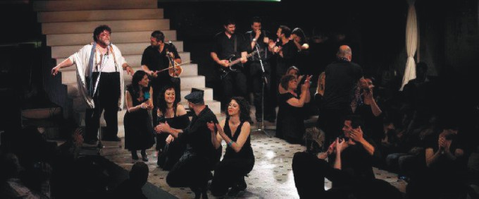 Ένα μοναδικό αφιέρωμα στον Νίκο Ξυλούρη από τις «Φωνές του Νότου» στη Βάρκιζα Ένα μοναδικό αφιέρωμα στον Νίκο Ξυλούρη από τις «Φωνές του Νότου» στη Βάρκιζα