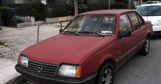 Γλυφάδα: Απομακρύνονται τα εγκαταλελειμμένα οχήματα Νέου δημάρχου Γλυφάδας Γιώργου Παπανικολάου.