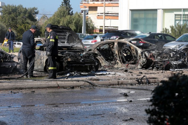 Iσχυρή έκρηξη με έναν τραυματία σημειώθηκε σε αυτοκίνητο σταθμευμένο σε υπαίθριο πάρκινγκ, στη λεωφόρο Βουλιαγμένης 128, στη Γλυφάδα. Πυρκαγιά, Λεωφόρου Βουλιαγμένης,Γλυφάδα, πυροσβέστες,οχήματα,Ισχυρή έκρηξη ,τραυματία,λεωφόρο Βουλιαγμένης,